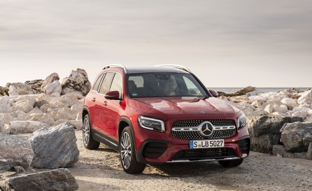 2020 Mercedes-Benz GLB 220 d 4 MATIC (Color: Designo Patagonia Red Metallic) Front Three-Quarter Wallpapers 450x275 (101)