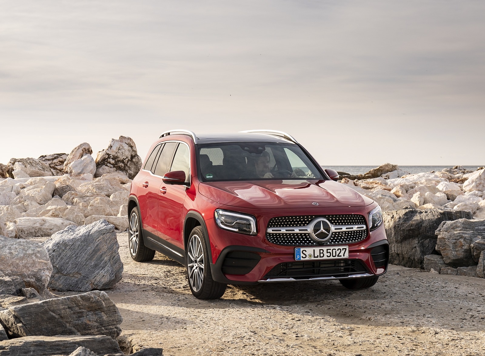 2020 Mercedes-Benz GLB 220 d 4 MATIC (Color: Designo Patagonia Red Metallic) Front Three-Quarter Wallpapers #101 of 129