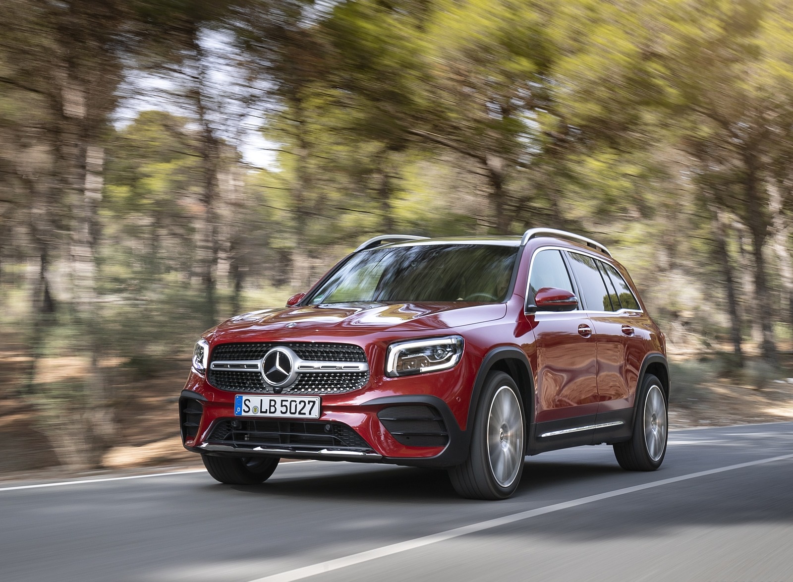 2020 Mercedes-Benz GLB 220 d 4 MATIC (Color: Designo Patagonia Red Metallic) Front Three-Quarter Wallpapers #94 of 129