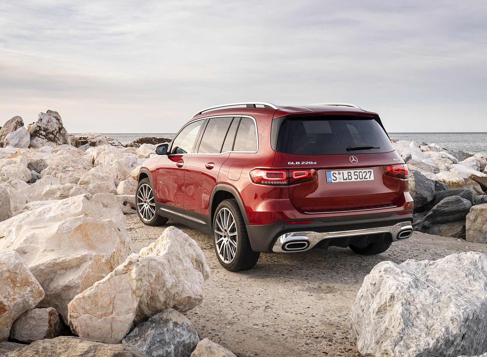 2020 Mercedes-Benz GLB 220 d 4 MATIC (Color: Designo Patagonia Red Metallic) Rear Three-Quarter Wallpapers #102 of 129