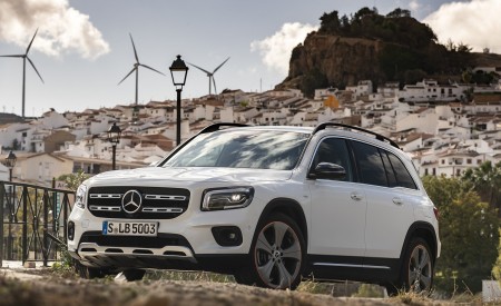 2020 Mercedes-Benz GLB 250 4MATIC (Color: Digital White Metallic) Front Three-Quarter Wallpapers 450x275 (73)