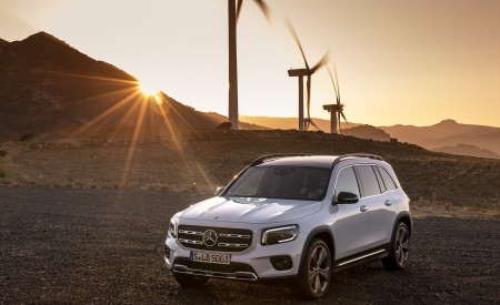 2020 Mercedes-Benz GLB 250 4MATIC (Color: Digital White Metallic) Front Three-Quarter Wallpapers 450x275 (90)