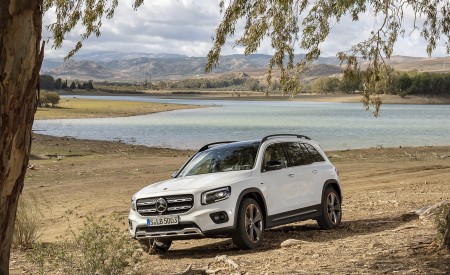 2020 Mercedes-Benz GLB 250 4MATIC (Color: Digital White Metallic) Front Three-Quarter Wallpapers 450x275 (80)