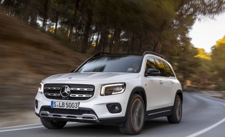 2020 Mercedes-Benz GLB 250 4MATIC (Color: Digital White Metallic) Front Three-Quarter Wallpapers 450x275 (74)