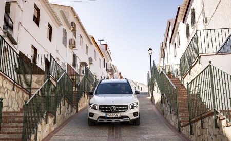 2020 Mercedes-Benz GLB 250 4MATIC (Color: Digital White Metallic) Front Wallpapers 450x275 (81)