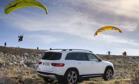 2020 Mercedes-Benz GLB 250 4MATIC (Color: Digital White Metallic) Rear Three-Quarter Wallpapers 450x275 (82)