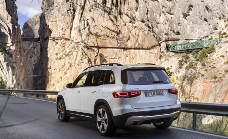 2020 Mercedes-Benz GLB 250 4MATIC (Color: Digital White Metallic) Rear Three-Quarter Wallpapers 450x275 (76)