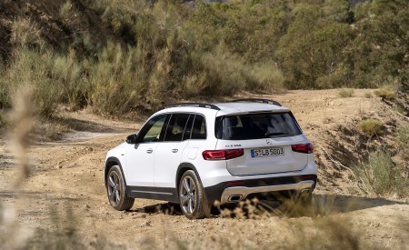 2020 Mercedes-Benz GLB 250 4MATIC (Color: Digital White Metallic) Rear Three-Quarter Wallpapers 450x275 (85)