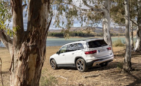 2020 Mercedes-Benz GLB 250 4MATIC (Color: Digital White Metallic) Rear Three-Quarter Wallpapers 450x275 (86)