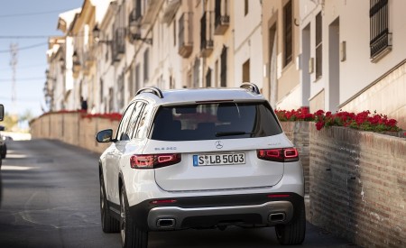 2020 Mercedes-Benz GLB 250 4MATIC (Color: Digital White Metallic) Rear Wallpapers 450x275 (88)