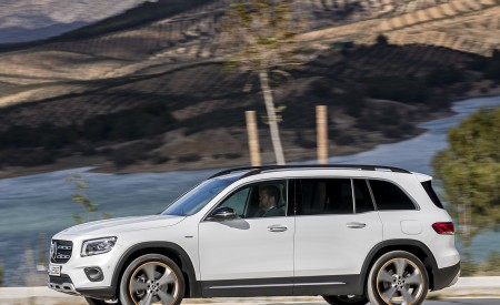 2020 Mercedes-Benz GLB 250 4MATIC (Color: Digital White Metallic) Side Wallpapers 450x275 (78)