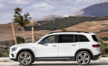 2020 Mercedes-Benz GLB 250 4MATIC (Color: Digital White Metallic) Side Wallpapers 450x275 (79)