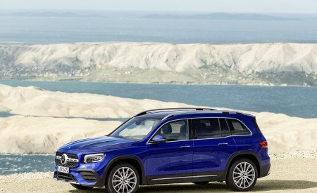 2020 Mercedes-Benz GLB 250 AMG Line (Color: Galaxy Blue) Front Three-Quarter Wallpapers 450x275 (37)