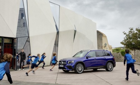 2020 Mercedes-Benz GLB 250 AMG Line (Color: Galaxy Blue) Front Three-Quarter Wallpapers 450x275 (31)