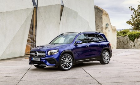 2020 Mercedes-Benz GLB 250 AMG Line (Color: Galaxy Blue) Front Three-Quarter Wallpapers 450x275 (32)