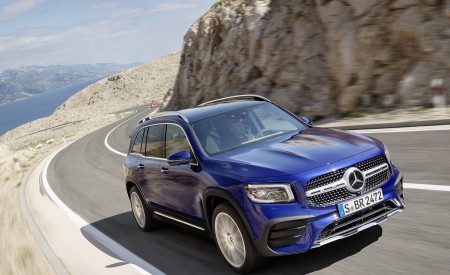 2020 Mercedes-Benz GLB 250 AMG Line (Color: Galaxy Blue) Front Three-Quarter Wallpapers 450x275 (23)
