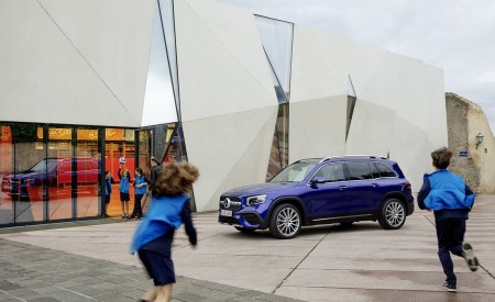 2020 Mercedes-Benz GLB 250 AMG Line (Color: Galaxy Blue) Front Three-Quarter Wallpapers 450x275 (33)