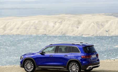 2020 Mercedes-Benz GLB 250 AMG Line (Color: Galaxy Blue) Rear Three-Quarter Wallpapers 450x275 (40)