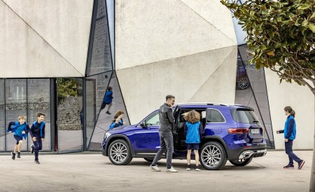 2020 Mercedes-Benz GLB 250 AMG Line (Color: Galaxy Blue) Rear Three-Quarter Wallpapers 450x275 (34)