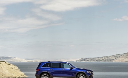 2020 Mercedes-Benz GLB 250 AMG Line (Color: Galaxy Blue) Side Wallpapers 450x275 (45)