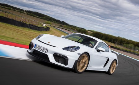 2020 Porsche 718 Cayman GT4 (Color: Carrara White Metallic) Front Three-Quarter Wallpapers 450x275 (136)