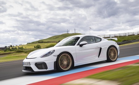 2020 Porsche 718 Cayman GT4 (Color: Carrara White Metallic) Front Three-Quarter Wallpapers 450x275 (139)