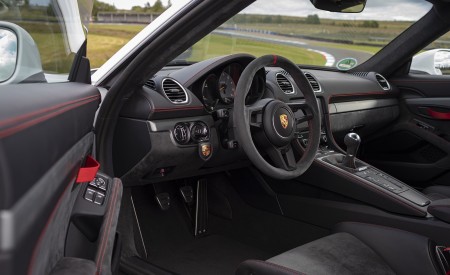 2020 Porsche 718 Cayman GT4 (Color: Carrara White Metallic) Interior Wallpapers 450x275 (160)