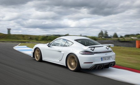 2020 Porsche 718 Cayman GT4 (Color: Carrara White Metallic) Rear Three-Quarter Wallpapers 450x275 (147)