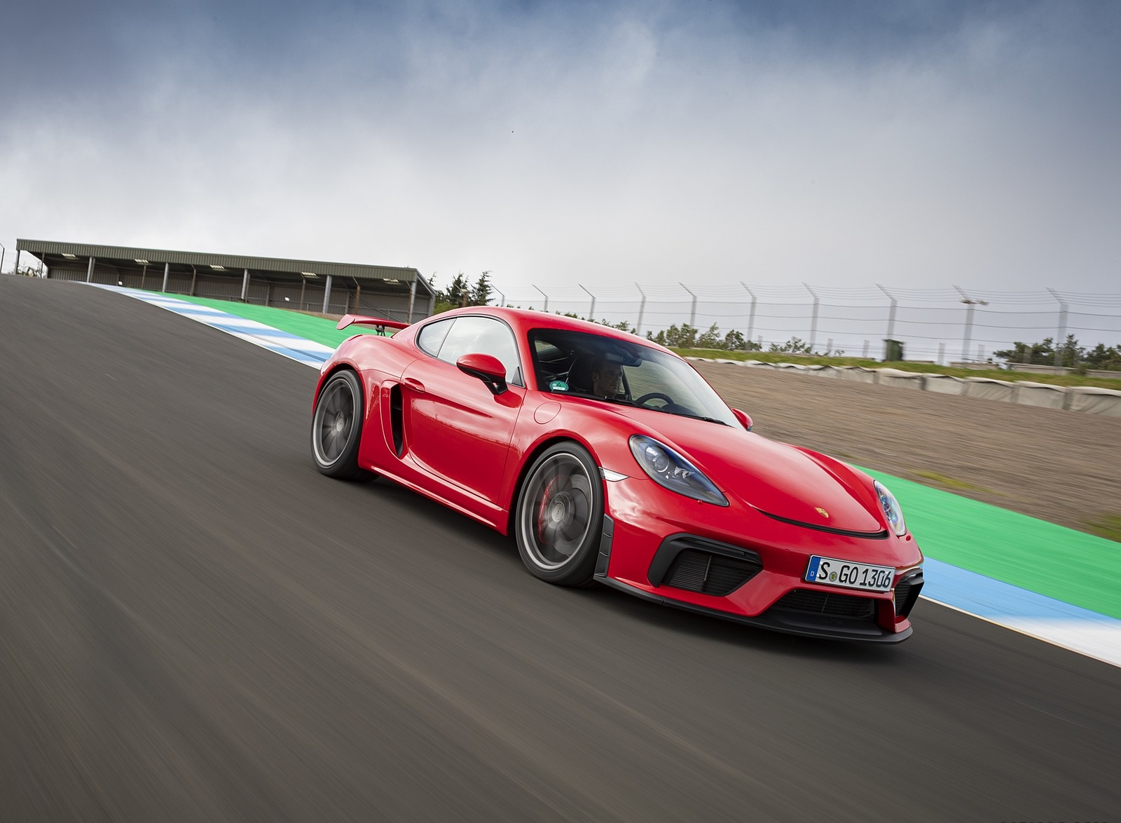 2020 Porsche 718 Cayman GT4 (Color: Guards Red) Front Three-Quarter Wallpapers #18 of 177