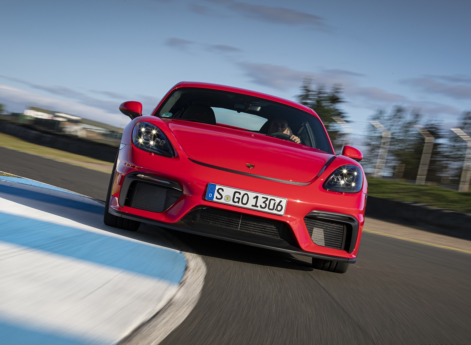 2020 Porsche 718 Cayman GT4 (Color: Guards Red) Front Wallpapers #23 of 177