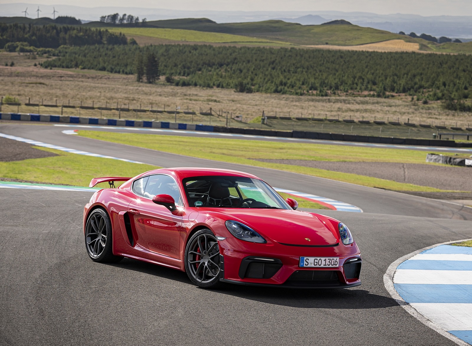 2020 Porsche 718 Cayman GT4 (Color: Guards Red) Front Wallpapers #24 of 177