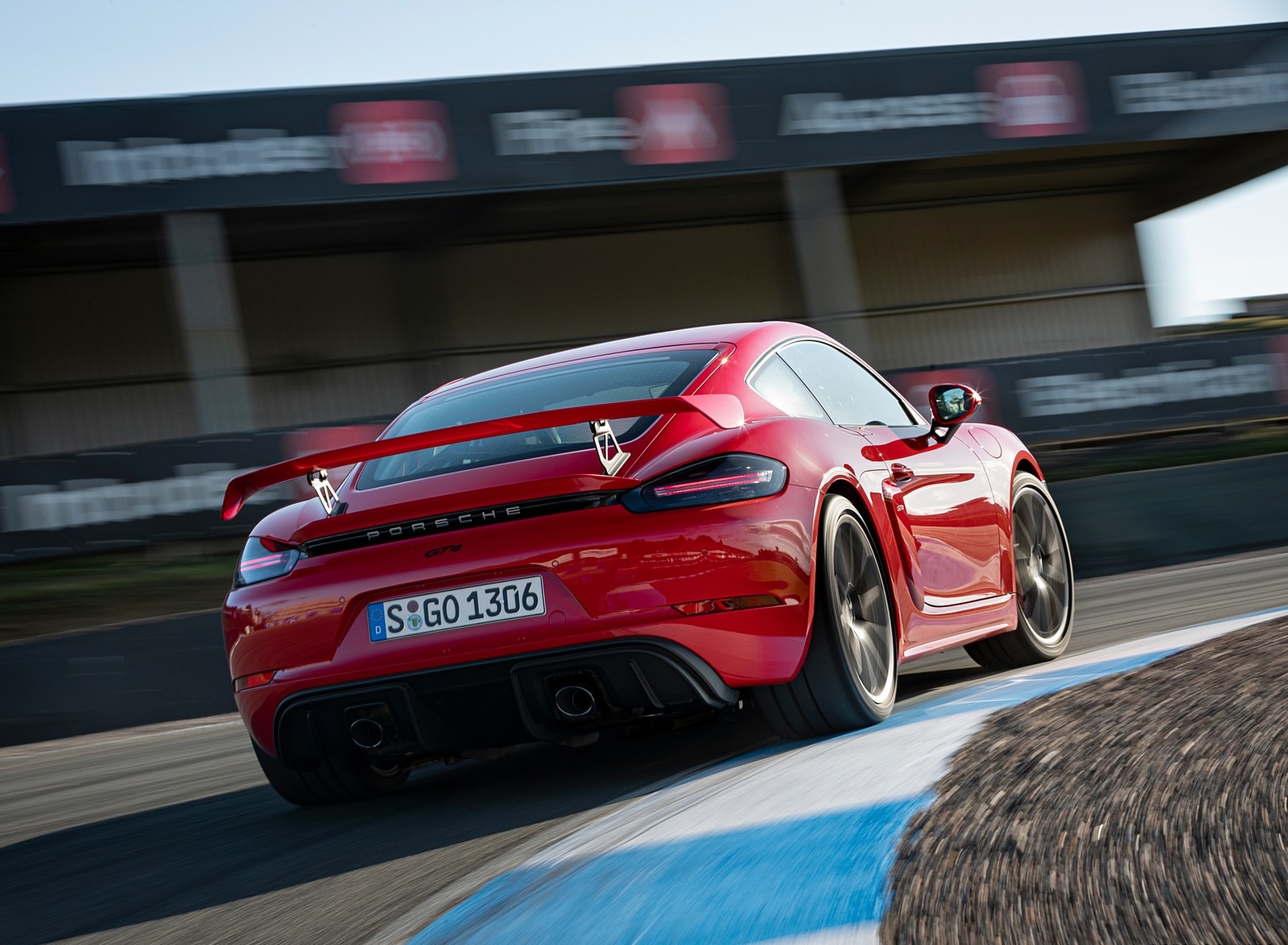 2020 Porsche 718 Cayman GT4 (Color: Guards Red) Rear Wallpapers #8 of 177
