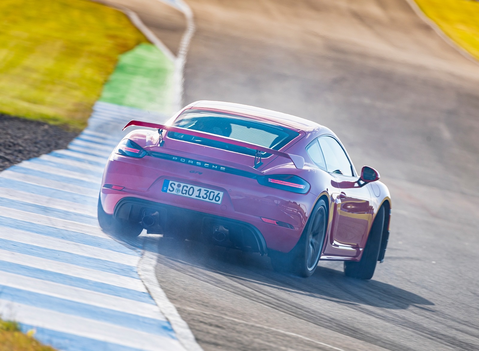 2020 Porsche 718 Cayman GT4 (Color: Guards Red) Rear Wallpapers (14)