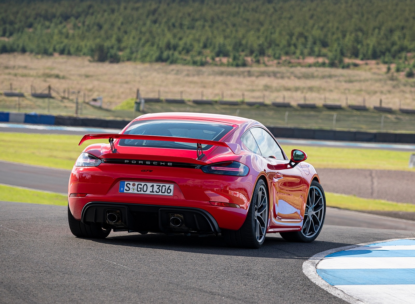 2020 Porsche 718 Cayman GT4 (Color: Guards Red) Rear Wallpapers #30 of 177