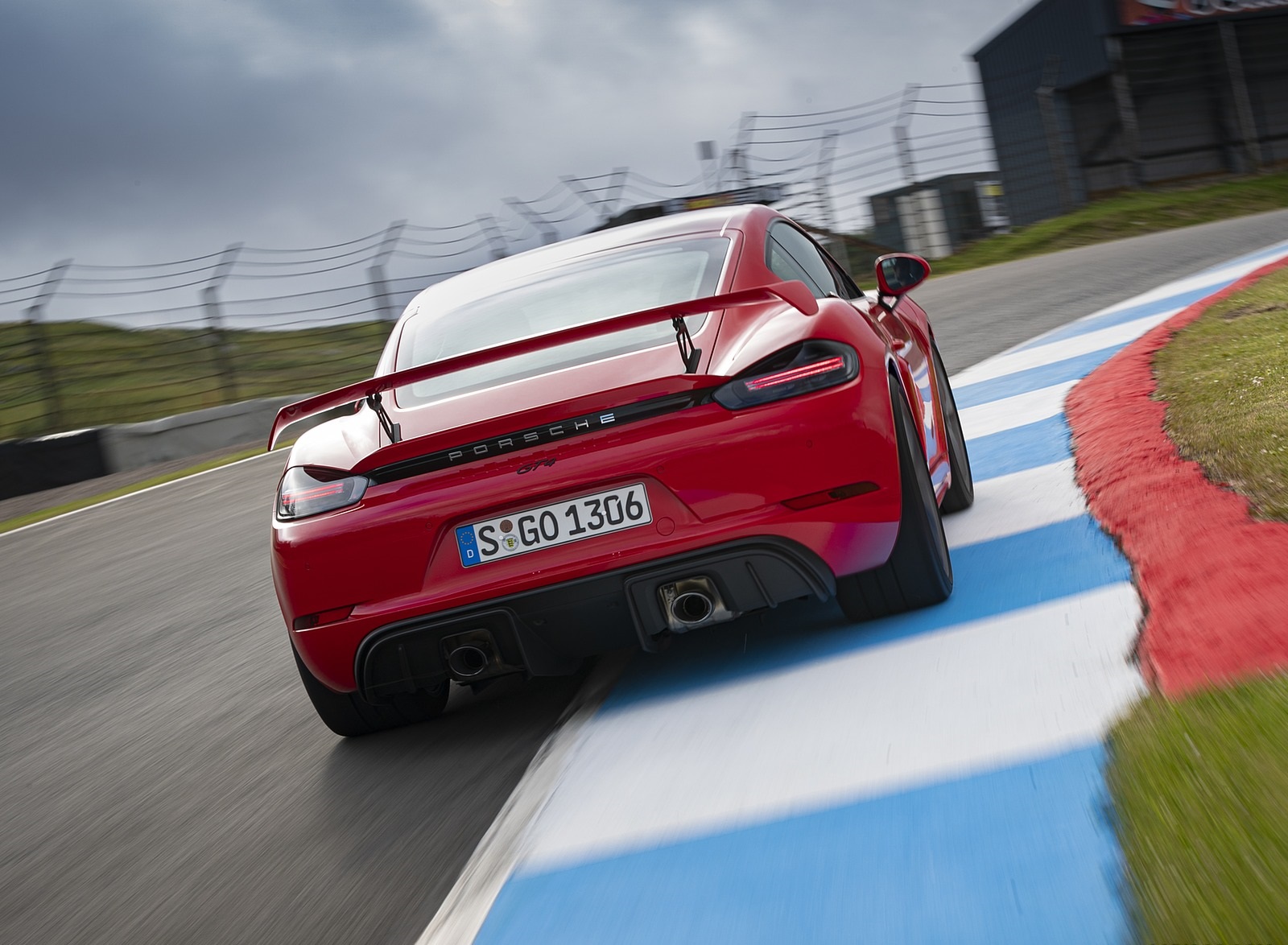 2020 Porsche 718 Cayman GT4 (Color: Guards Red) Rear Wallpapers #16 of 177