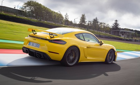 2020 Porsche 718 Cayman GT4 (Color: Racing Yellow) Rear Three-Quarter Wallpapers 450x275 (62)