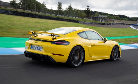 2020 Porsche 718 Cayman GT4 (Color: Racing Yellow) Rear Three-Quarter Wallpapers 450x275 (63)