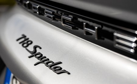 2020 Porsche 718 Spyder (Color: GT Silver Metallic) Badge Wallpapers 450x275 (265)