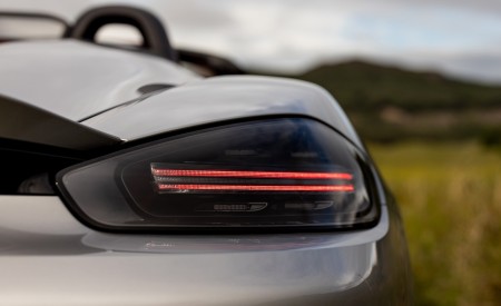 2020 Porsche 718 Spyder (Color: GT Silver Metallic) Tail Light Wallpapers 450x275 (252)