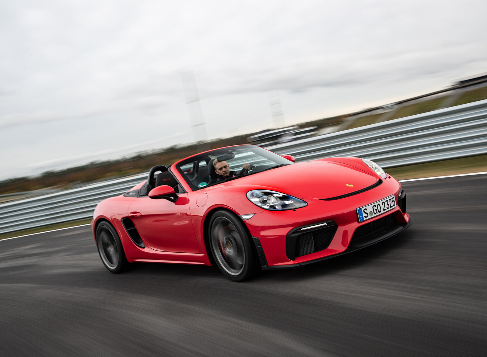 2020 Porsche 718 Spyder (Color: Guards Red) Front Three-Quarter Wallpapers (8)