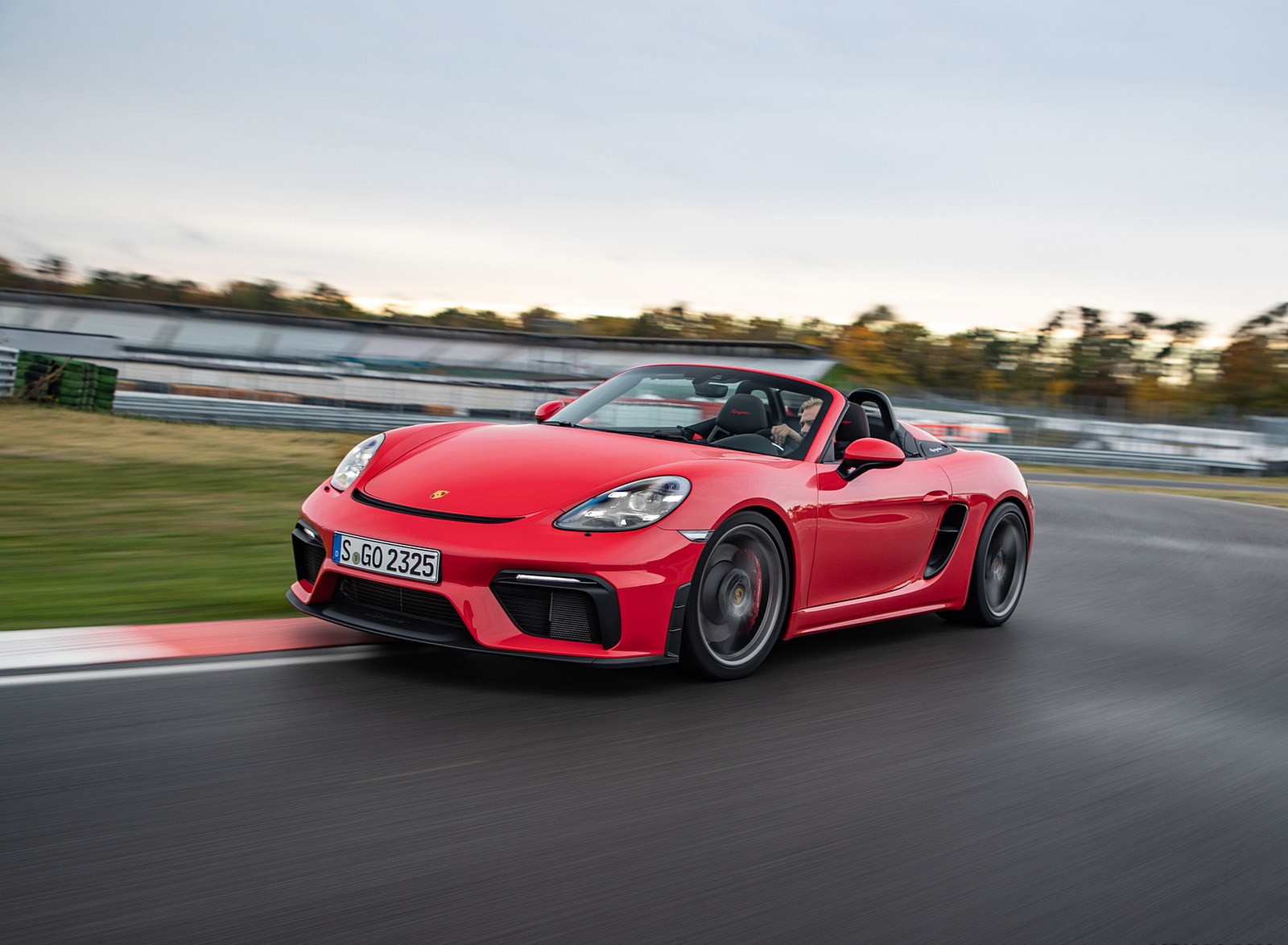 2020 Porsche 718 Spyder (Color: Guards Red) Front Three-Quarter Wallpapers (5)