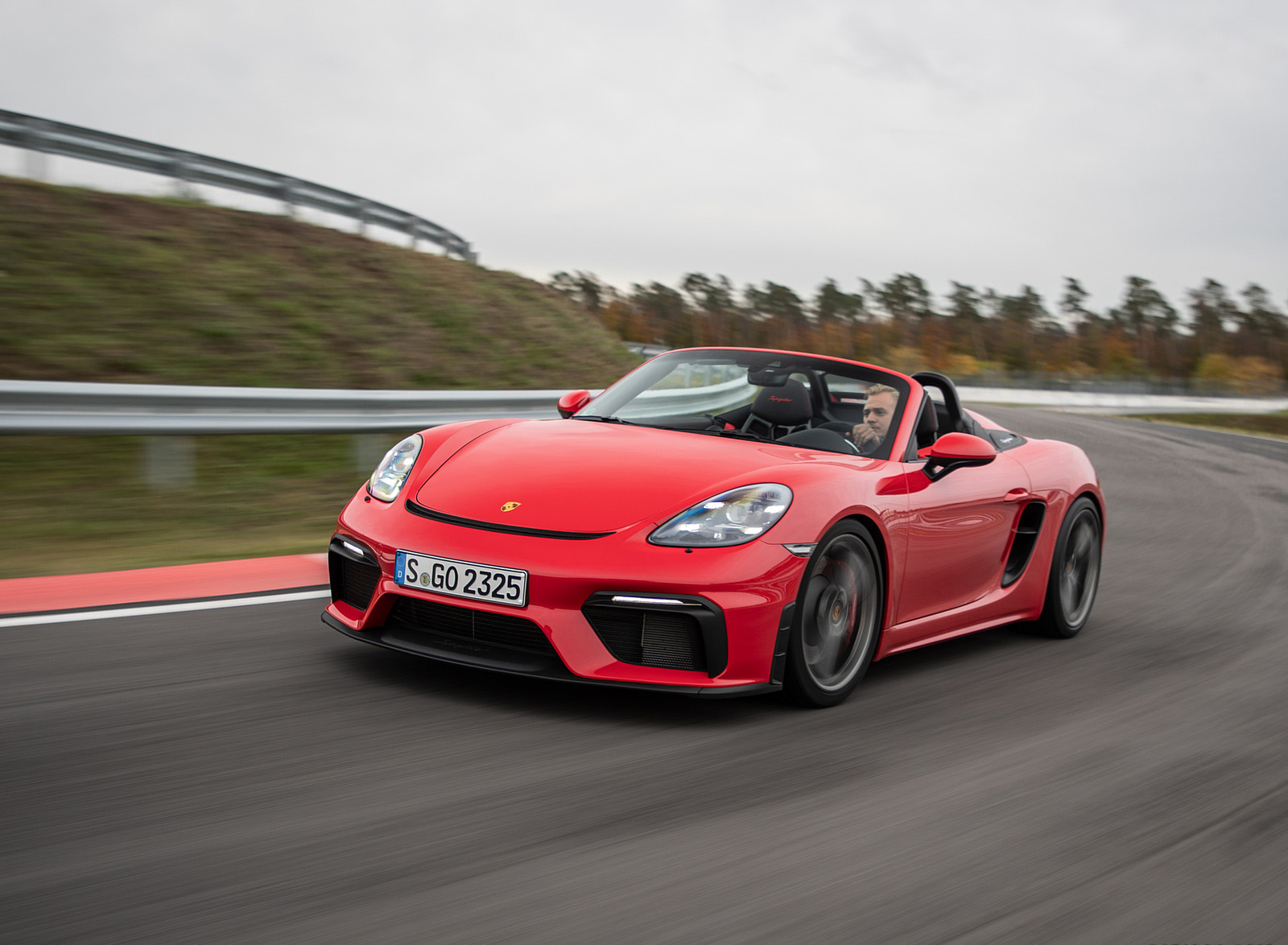 2020 Porsche 718 Spyder (Color: Guards Red) Front Three-Quarter Wallpapers (6)