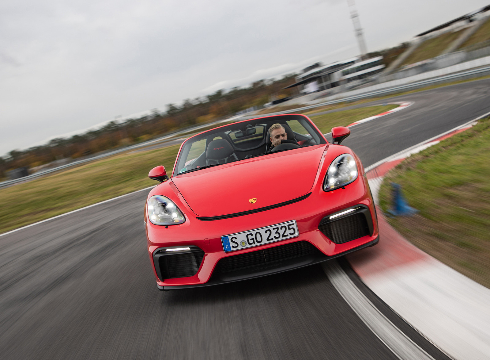 2020 Porsche 718 Spyder (Color: Guards Red) Front Wallpapers (2)