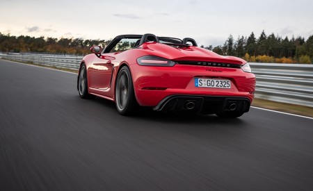 2020 Porsche 718 Spyder (Color: Guards Red) Rear Three-Quarter Wallpapers 450x275 (14)