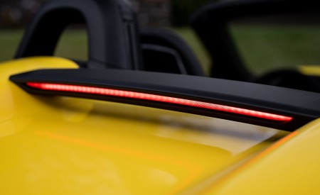 2020 Porsche 718 Spyder (Color: Racing Yellow) Detail Wallpapers 450x275 (105)
