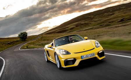 2020 Porsche 718 Spyder (Color: Racing Yellow) Front Three-Quarter Wallpapers 450x275 (54)