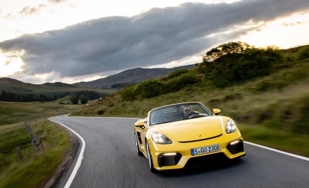 2020 Porsche 718 Spyder (Color: Racing Yellow) Front Wallpapers 450x275 (62)