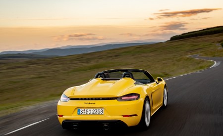 2020 Porsche 718 Spyder (Color: Racing Yellow) Rear Wallpapers 450x275 (66)