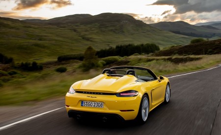 2020 Porsche 718 Spyder (Color: Racing Yellow) Rear Wallpapers 450x275 (67)