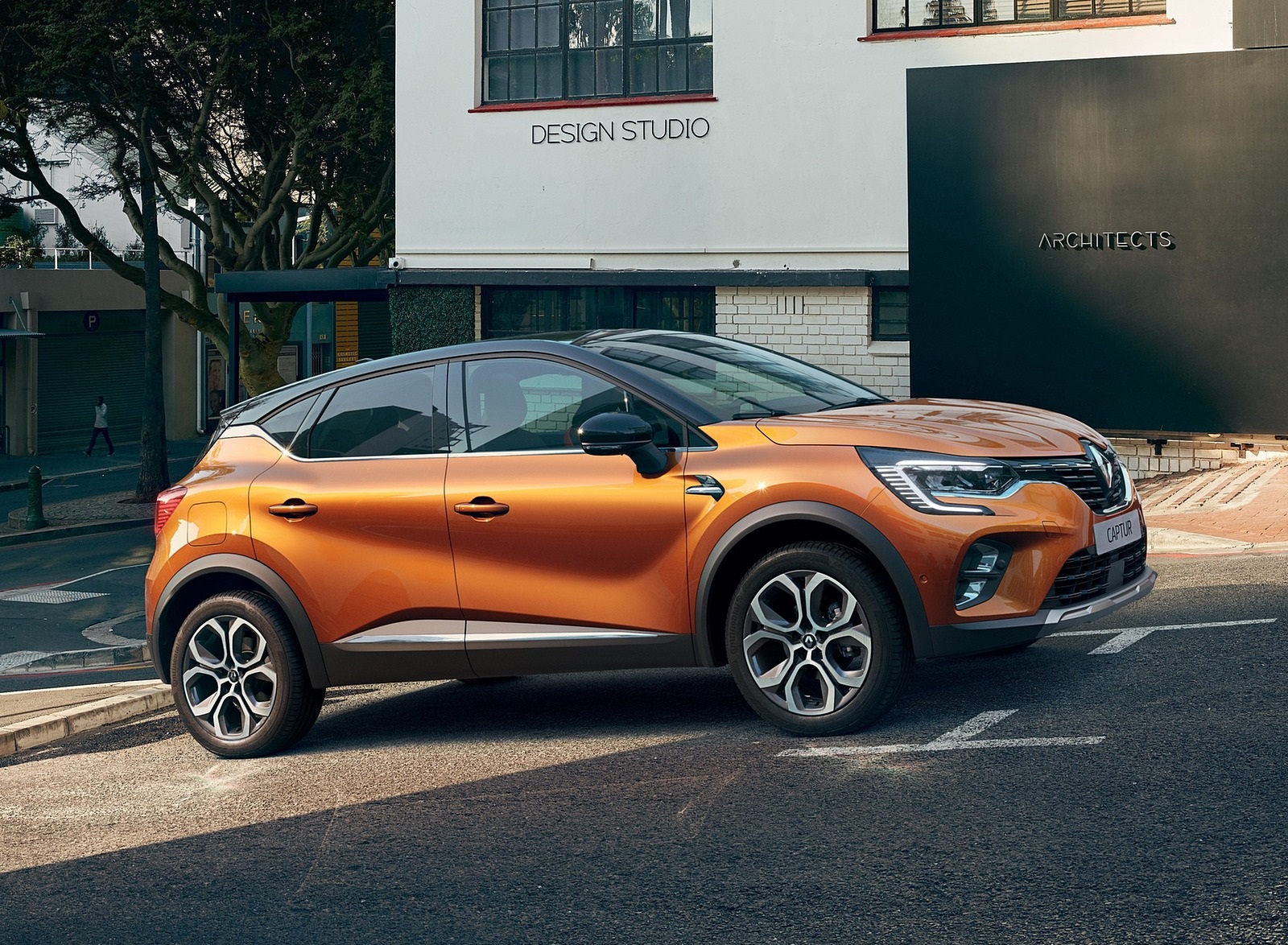 2020 Renault Captur (Color: Atacama Orange) Front Three-Quarter Wallpapers #4 of 39